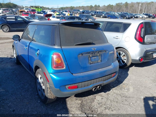 2010 MINI COOPER S WMWMF7C52ATW89732 Photo 2