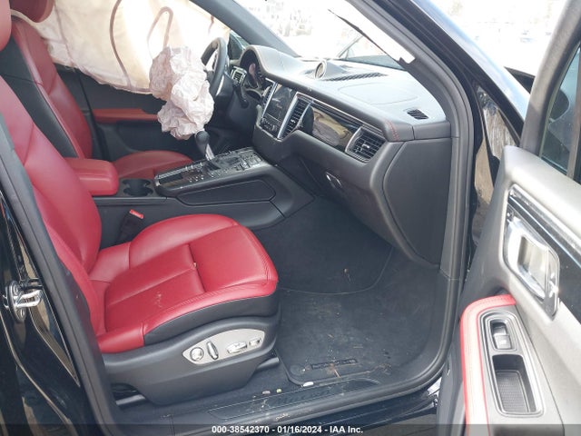 2018 PORSCHE MACAN WP1AA2A52JLB03667 Photo 4