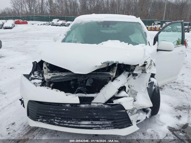 2018 TOYOTA SIENNA LE 8 PASSENGER VIN: 5TDKZ3DC0JS959580