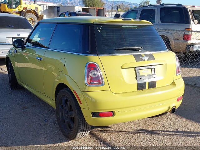 2010 MINI COOPER WMWMF3C57ATZ26255 Photo 2