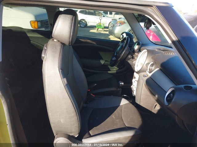 2010 MINI COOPER WMWMF3C57ATZ26255 Photo 4