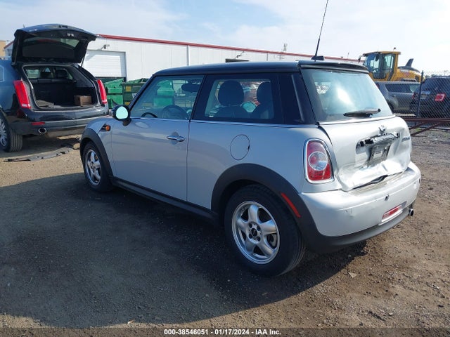 2011 MINI COOPER WMWSU3C56BTX95561 Photo 2