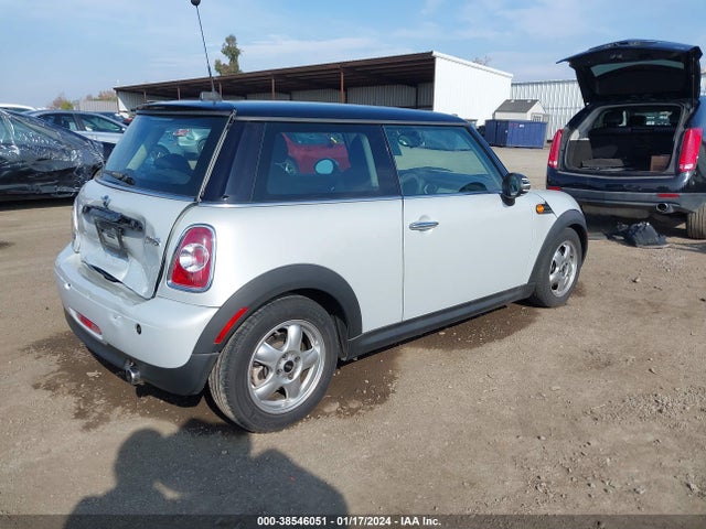 2011 MINI COOPER WMWSU3C56BTX95561 Photo 3