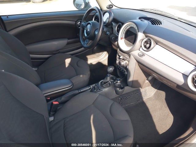 2011 MINI COOPER WMWSU3C56BTX95561 Photo 4