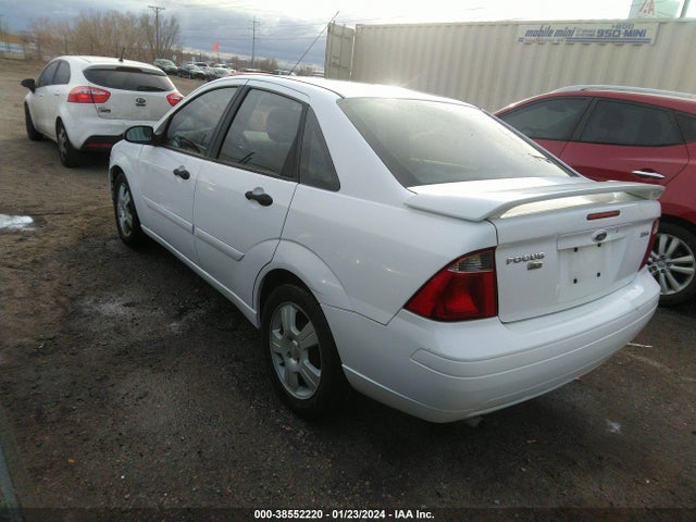 2005 FORD FOCUS ZX4 VIN: 1FAFP34N15W165000