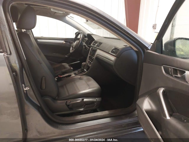 1VWLA7A32KC012371 Volkswagen Passat 2.0t Wolfsburg Edition