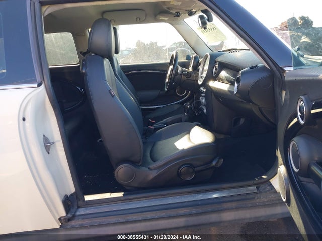 2010 MINI COOPER CLUBMAN WMWML3C59ATX37339 Photo 4