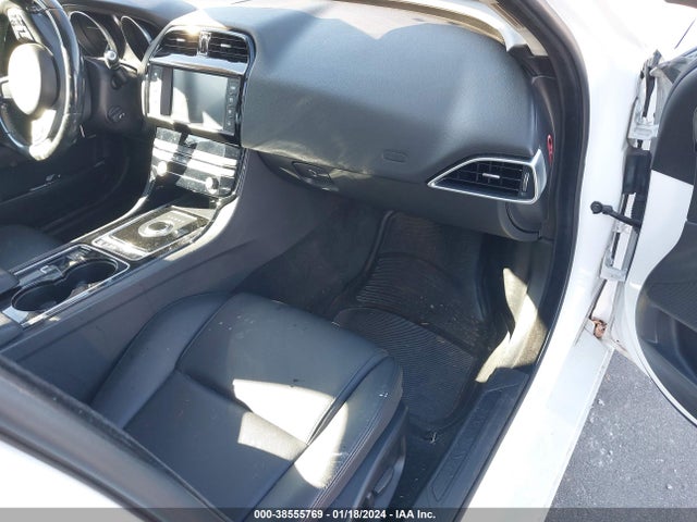 2017 JAGUAR XE SAJAR4BG8HA967393 Photo 4