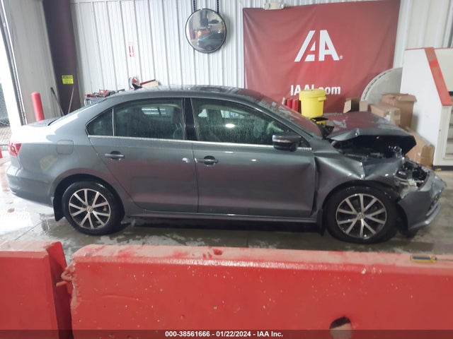 3VWDB7AJ2JM263145 Volkswagen Jetta 1.4t Se/1.4t Wolfsburg Edition