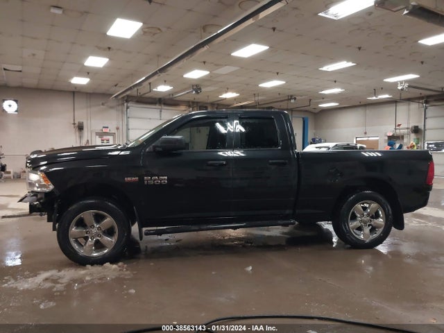 RAM 1500 Express Quad Cab 4x4 6'4 Box 2018 1C6RR7FTXJS301878 Image 15