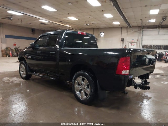 RAM 1500 Express Quad Cab 4x4 6'4 Box 2018 1C6RR7FTXJS301878 Image 3