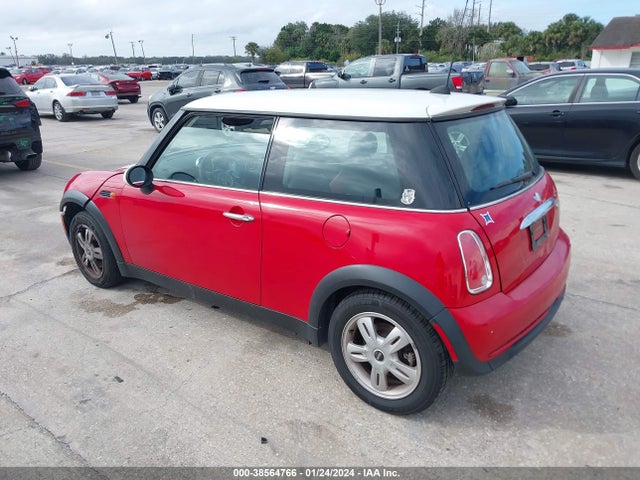 2006 MINI COOPER WMWRC33556TJ75260 Photo 2