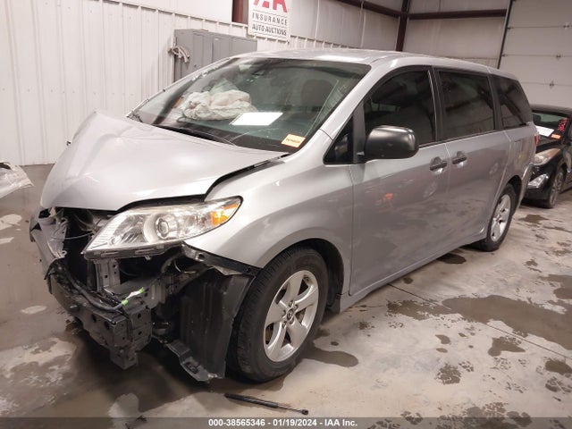 Toyota Sienna L 7 Passenger 2018 5TDZZ3DC8JS953220 Image 2