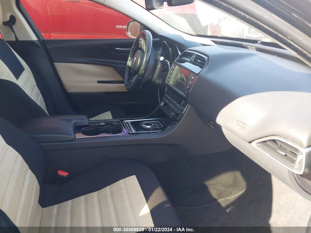 2017 JAGUAR XE SAJAD4BG2HA969848 Photo 4