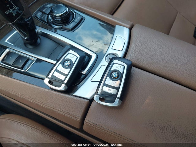 38572191 :رقم المزاد ، WBAKB4C56BC392661 vin ، 2011 Bmw 740li مزاد بيع