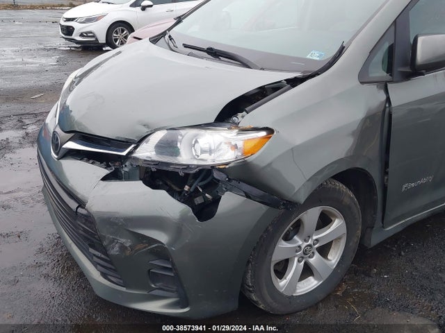 2018 TOYOTA SIENNA LE 8 PASSENGER VIN: 5TDKZ3DC8JS909008