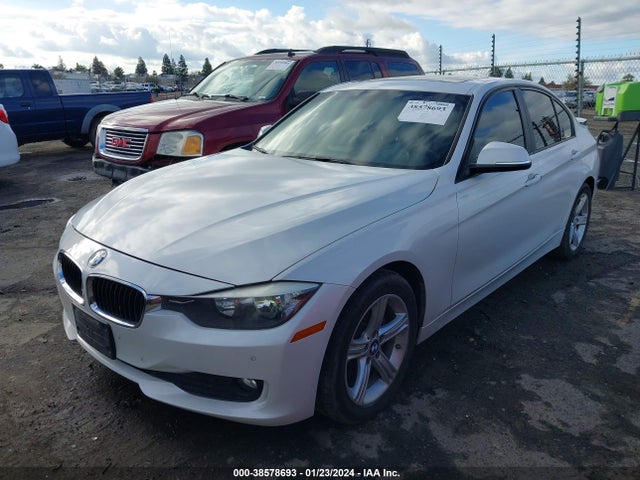 BMW 320i 2015 WBA3B1G53FNT05810 Image 2