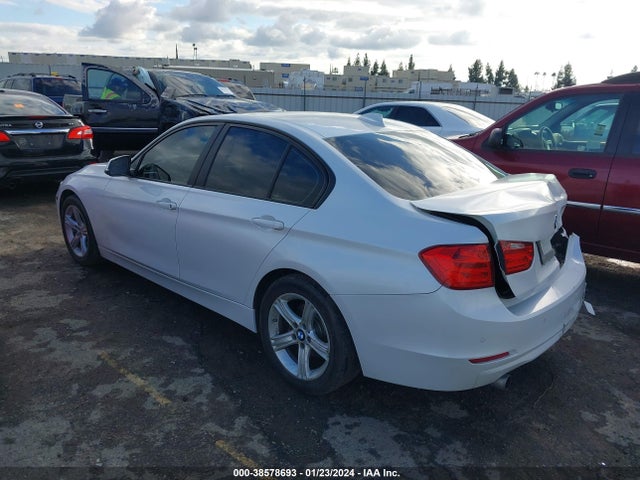 BMW 320i 2015 WBA3B1G53FNT05810 Image 3
