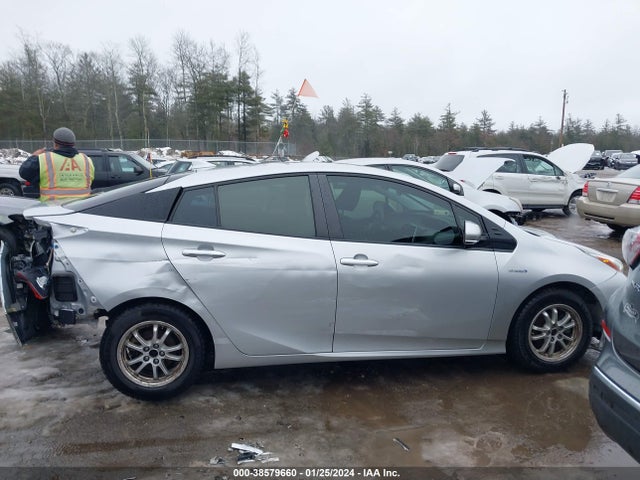 Toyota Prius Two 2018 JTDKBRFU9J3063499 Image 14
