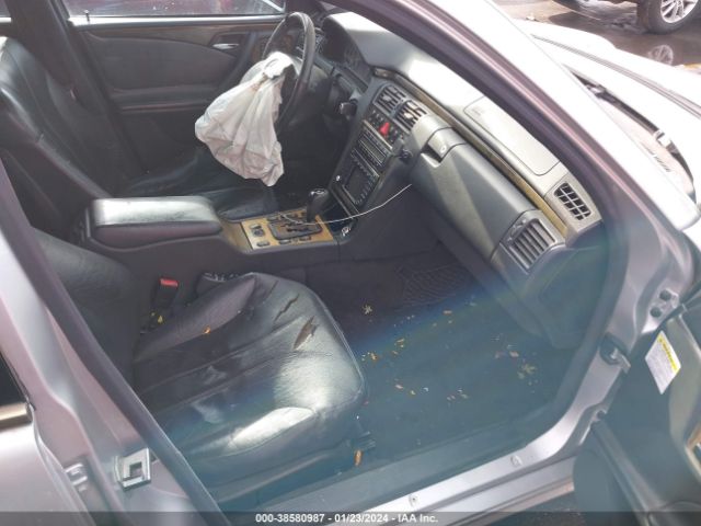 2002 MERCEDES-BENZ E-CLASS WDBJF74JX2B477183 Photo 4