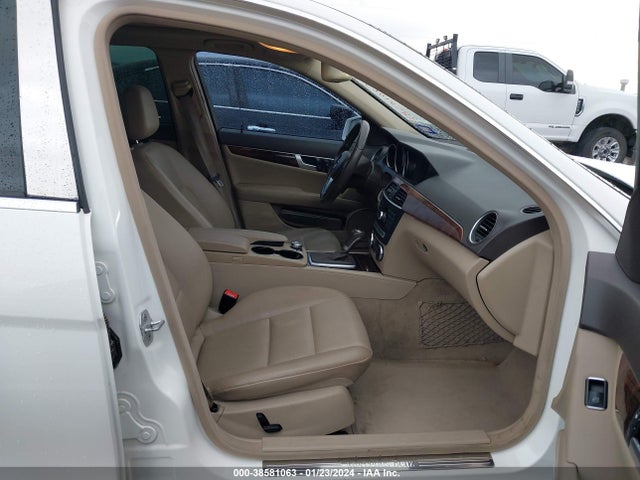 38581063 :رقم المزاد ، WDDGF4HB8DA825512 vin ، 2013 Mercedes-benz C 250 Luxury/sport مزاد بيع