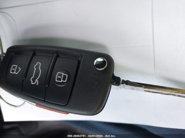 WA1BCCFS8HR013428 Audi Q3 2.0t Premium