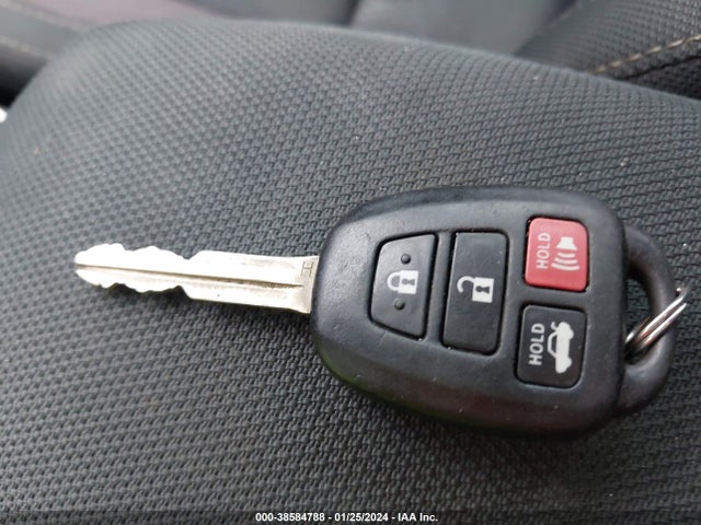 2018 TOYOTA COROLLA LE VIN: 2T1BURHE2JC086324
