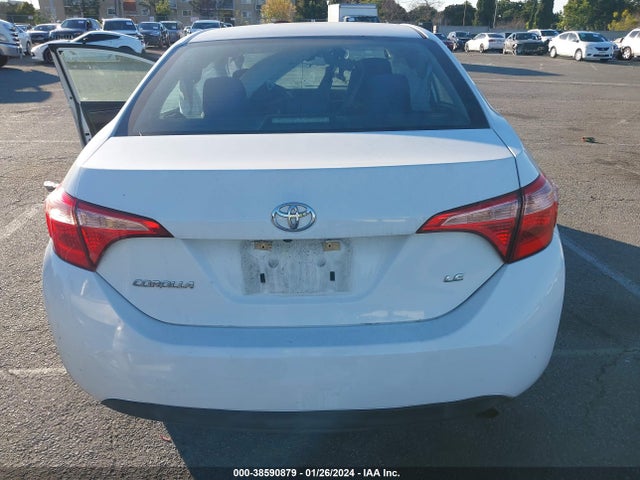 Toyota COROLLA LE 2018 5YFBURHE6JP853768 Image 16
