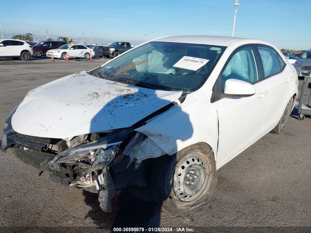 Toyota COROLLA LE 2018 5YFBURHE6JP853768 Image 2