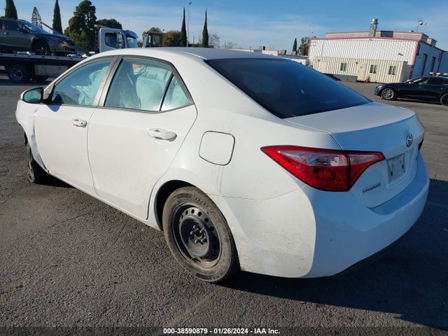 Toyota COROLLA LE 2018 5YFBURHE6JP853768 Image 3