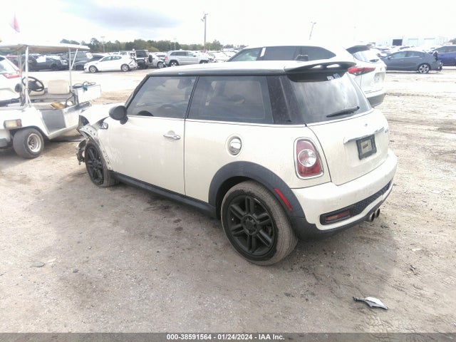 2011 MINI COOPER S WMWSV3C51BTY21559 Photo 2