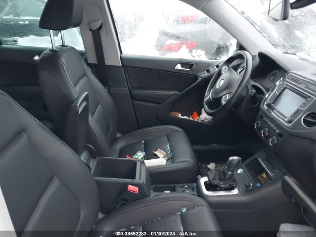 WVGBV7AXXGW565213 Volkswagen TIGUAN SE