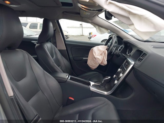 YV140MEMXF1270175 Volvo V60 T5 Platinum