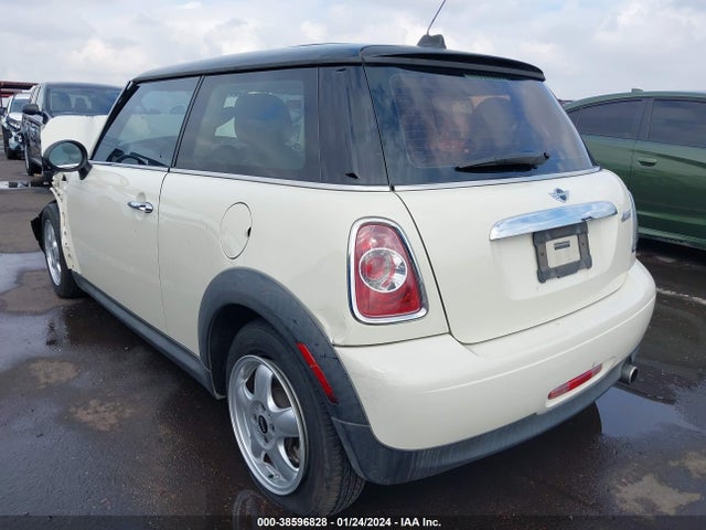 2011 MINI COOPER WMWSU3C50BT094868 Photo 2