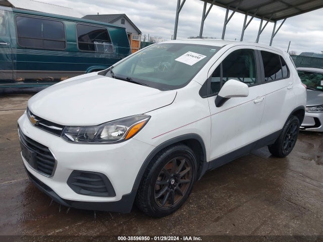 Chevrolet TRAX LS 2018 KL7CJKSBXJB584432 Image 2