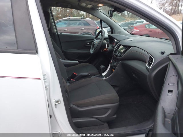 Chevrolet TRAX LS 2018 KL7CJKSBXJB584432 Image 5
