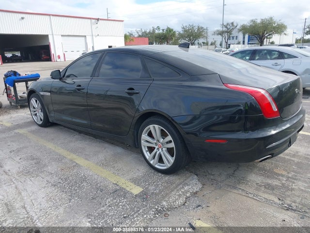2017 JAGUAR XJ SAJWA2G75H8W04051 Photo 2