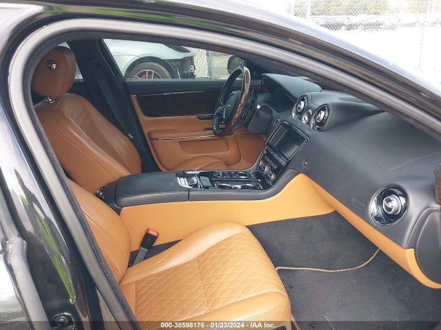 2017 JAGUAR XJ SAJWA2G75H8W04051 Photo 4