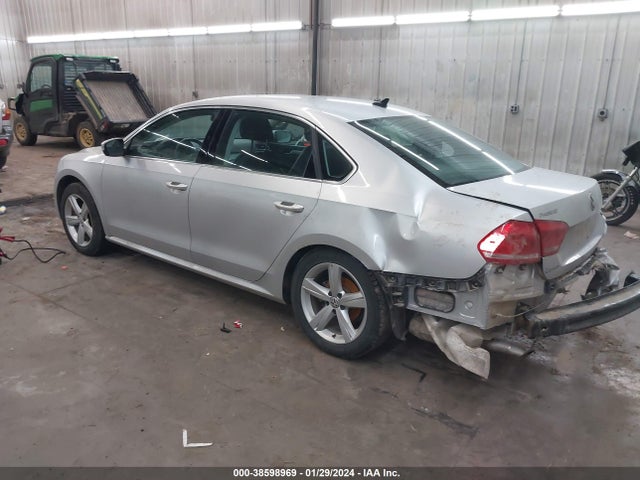 1VWAS7A3XFC076930 Volkswagen Passat 1.8t Limited Edition