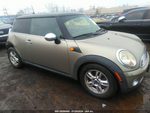 2010 MINI COOPER WMWMF3C57ATZ26935 Photo 0