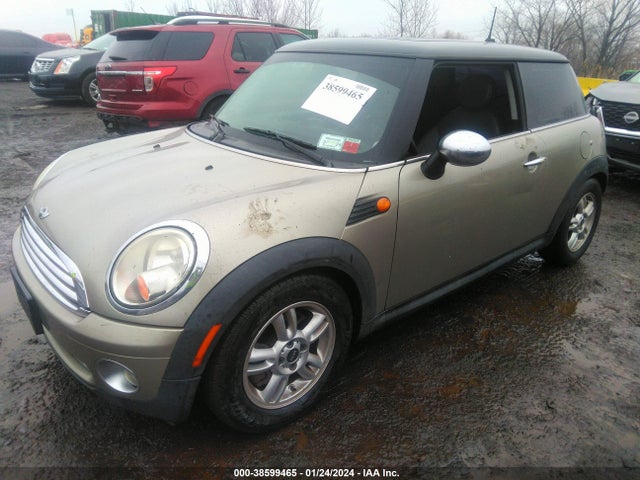 2010 MINI COOPER WMWMF3C57ATZ26935 Photo 1