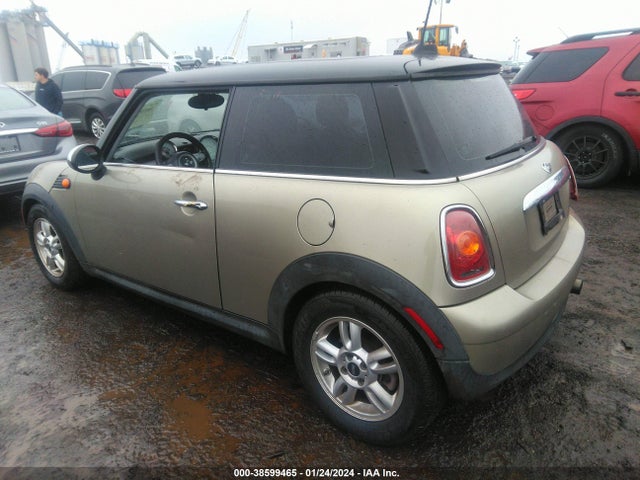 2010 MINI COOPER WMWMF3C57ATZ26935 Photo 2