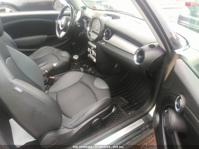 2010 MINI COOPER WMWMF3C57ATZ26935 Photo 4