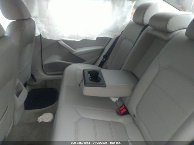1VWAT7A35FC121074 Volkswagen Passat 1.8t Limited Edition