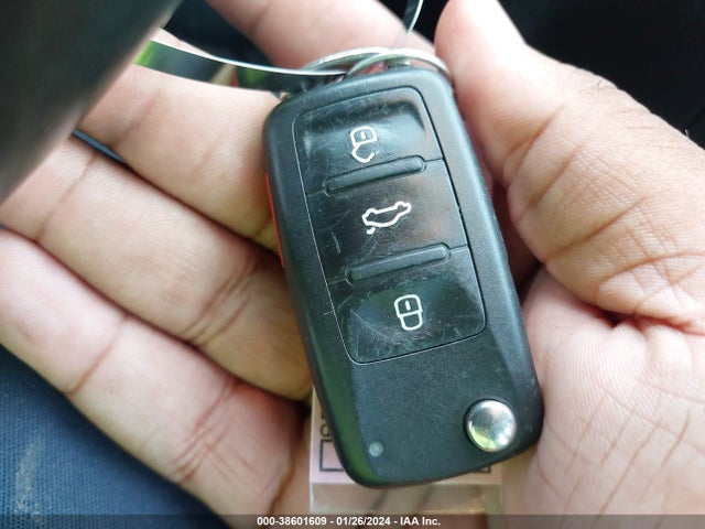 WVGAV7AX6HK000512 Volkswagen Tiguan 2.0t S