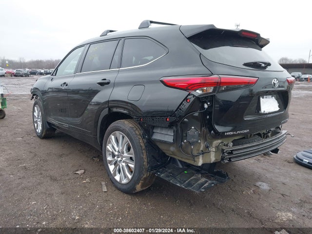 Toyota Highlander Limited 2023 5TDKDRBH2PS524973 Image 3