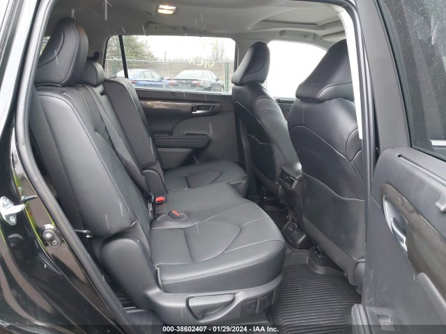 Toyota Highlander Limited 2023 5TDKDRBH2PS524973 Image 8