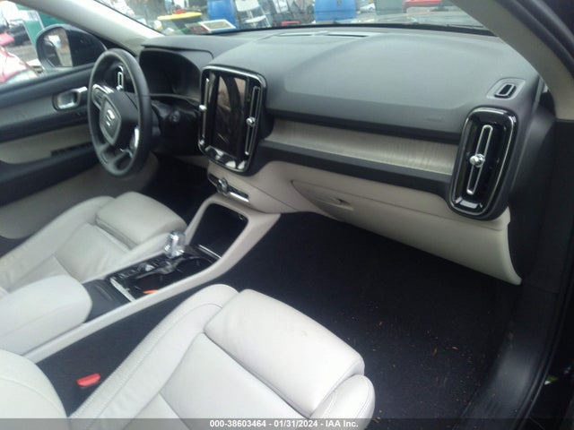 YV4L12UW9P2083475 Volvo Xc40 B5 Plus Dark Theme