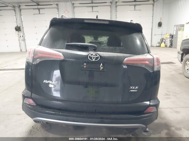 2018 TOYOTA RAV4 XLE VIN: 2T3RFREV8JW758146