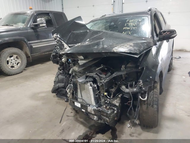 2018 TOYOTA RAV4 XLE VIN: 2T3RFREV8JW758146